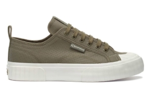 An&aacute;lisis del dise&ntilde;o y comodidad de las Superga hombre blancas: perspectiva desde el consumidor y dise&ntilde;ador
